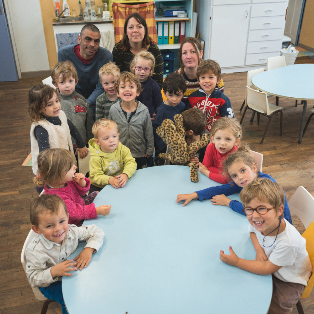 classe groupe enfants et enseignants table ronde